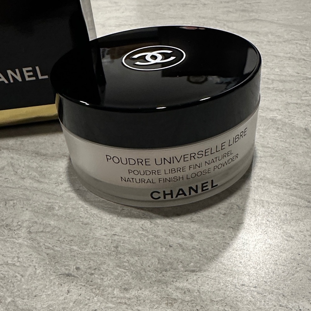 Chanel Universal Finish Loose Powder - Picture 2 of 3